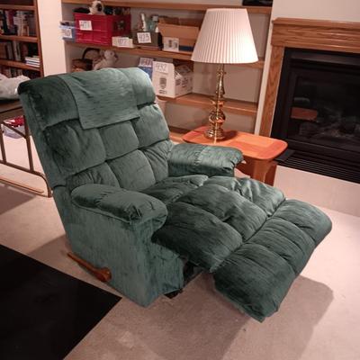 LA Z BOY LAZY BOY RECLINER, WOODEN SIDE TABLE W/SLIDE OUT SHELF AND TABLE LAMP