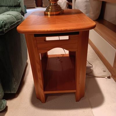 LA Z BOY LAZY BOY RECLINER, WOODEN SIDE TABLE W/SLIDE OUT SHELF AND TABLE LAMP
