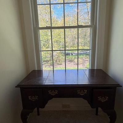 Beautiful vanity with flip top