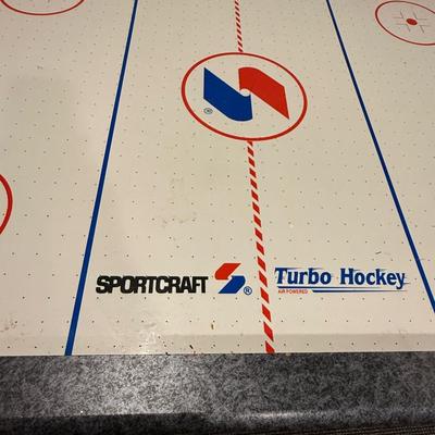 Air hockey table