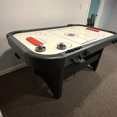 Air hockey table