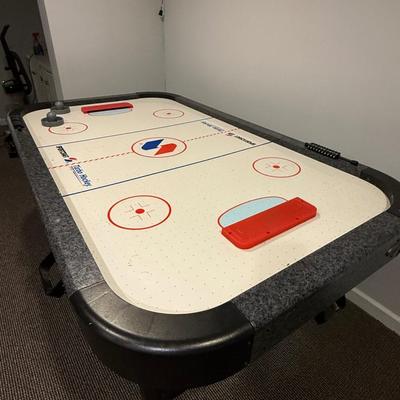 Air hockey table