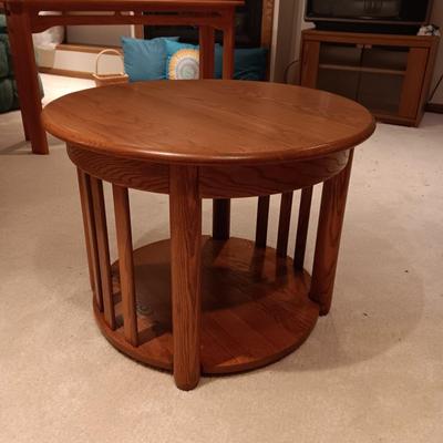 WOODEN END TABLE, TABLE LAMP AND A WOODEN MAGAZINE HOLDER