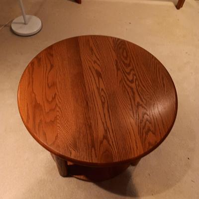 WOODEN END TABLE, TABLE LAMP AND A WOODEN MAGAZINE HOLDER