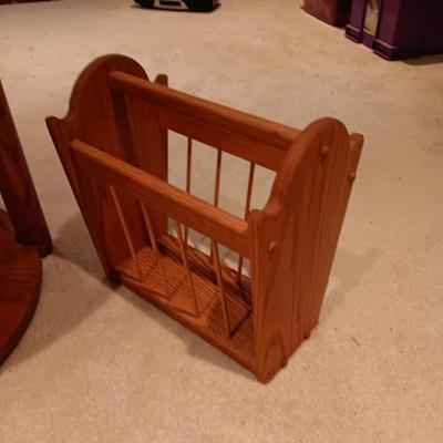 WOODEN END TABLE, TABLE LAMP AND A WOODEN MAGAZINE HOLDER