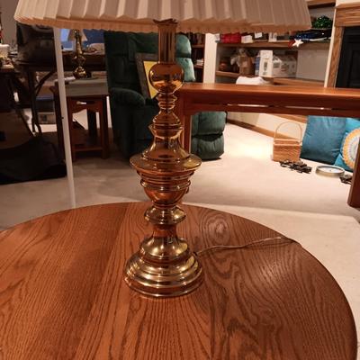 WOODEN END TABLE, TABLE LAMP AND A WOODEN MAGAZINE HOLDER