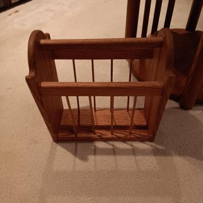 WOODEN END TABLE, TABLE LAMP AND A WOODEN MAGAZINE HOLDER