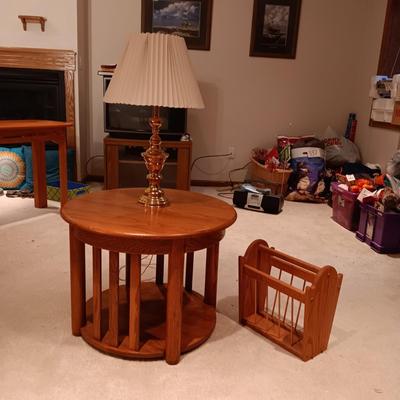WOODEN END TABLE, TABLE LAMP AND A WOODEN MAGAZINE HOLDER