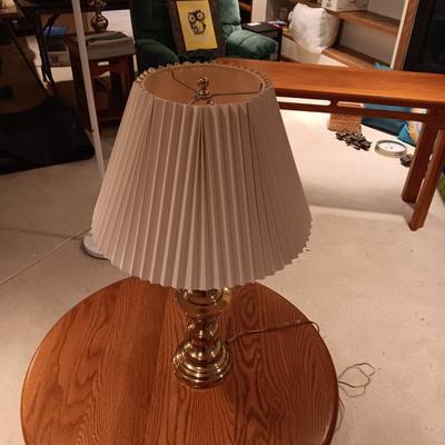 WOODEN END TABLE, TABLE LAMP AND A WOODEN MAGAZINE HOLDER