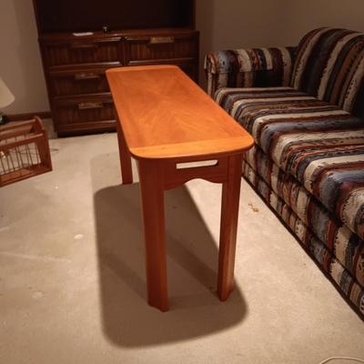 WOODEN SOFA ABLE