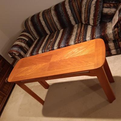 WOODEN SOFA ABLE
