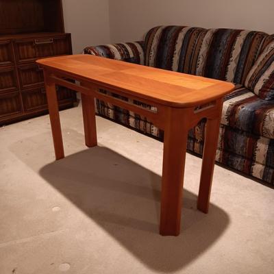 WOODEN SOFA ABLE