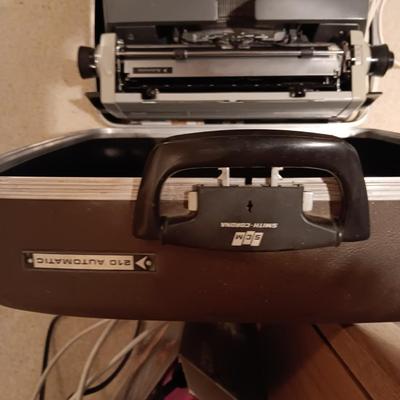SMITH CORONA ELECTRA 210 TYPEWRITER IN A CARRY CASE