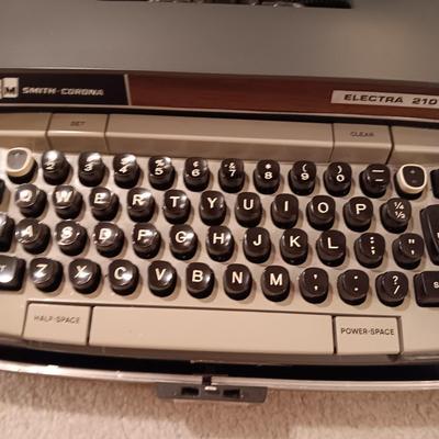 SMITH CORONA ELECTRA 210 TYPEWRITER IN A CARRY CASE