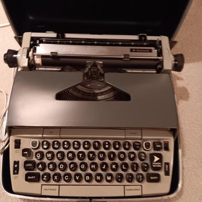 SMITH CORONA ELECTRA 210 TYPEWRITER IN A CARRY CASE