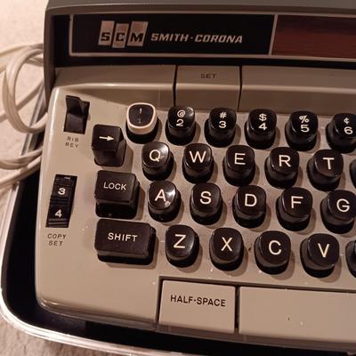 SMITH CORONA ELECTRA 210 TYPEWRITER IN A CARRY CASE