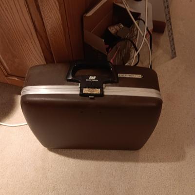 SMITH CORONA ELECTRA 210 TYPEWRITER IN A CARRY CASE