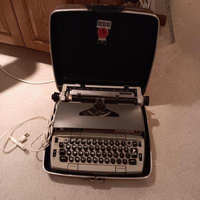 SMITH CORONA ELECTRA 210 TYPEWRITER IN A CARRY CASE