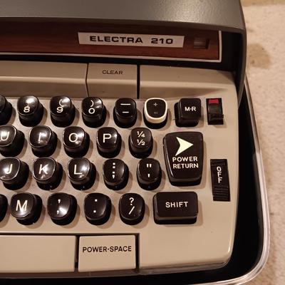 SMITH CORONA ELECTRA 210 TYPEWRITER IN A CARRY CASE