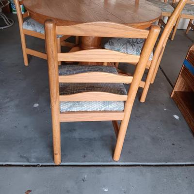 WOODEN PEDESTAL TABLE WITH 6 CHAIRS AND 2 LEAVES