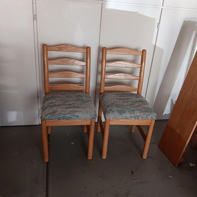 WOODEN PEDESTAL TABLE WITH 6 CHAIRS AND 2 LEAVES