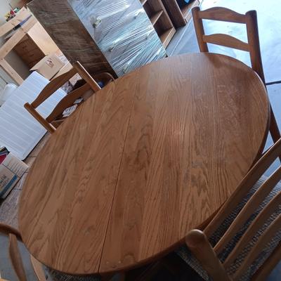 WOODEN PEDESTAL TABLE WITH 6 CHAIRS AND 2 LEAVES