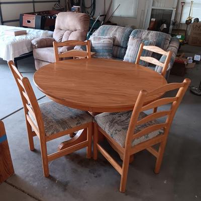WOODEN PEDESTAL TABLE WITH 6 CHAIRS AND 2 LEAVES