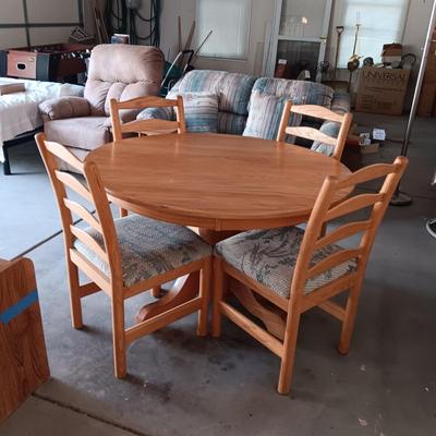 WOODEN PEDESTAL TABLE WITH 6 CHAIRS AND 2 LEAVES