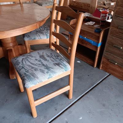 WOODEN PEDESTAL TABLE WITH 6 CHAIRS AND 2 LEAVES