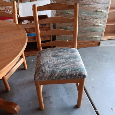 WOODEN PEDESTAL TABLE WITH 6 CHAIRS AND 2 LEAVES