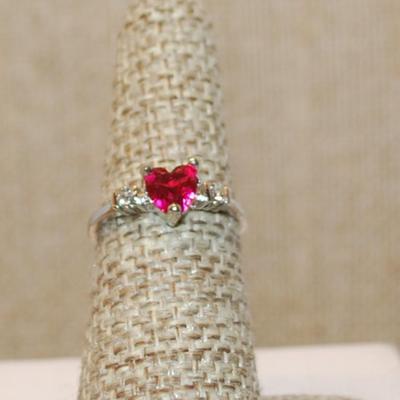 Size 6 Single Cranberry Red HEART Ring with 2 Clear Stones Side Accents on a Silver Tone Band (1.6g)