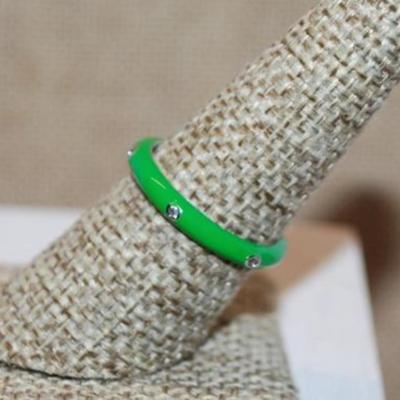 Size 6 Marked .925 LIME GREEN Enamel Ring with 6 Rhinestones Around the Band (2.2g)