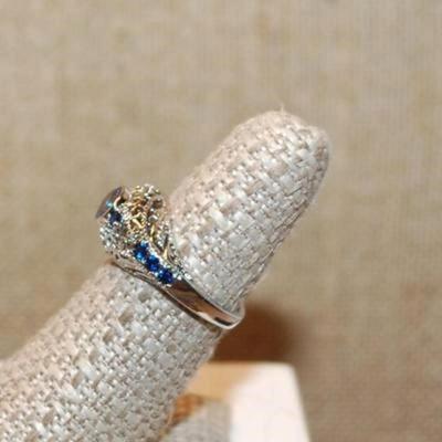 Size 7½ Round Iridescent GREEN Main Stone Ring with 8 Deep Blue Side Accent Stones on a Silver Tone Band (3.7g)