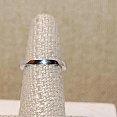 Size 7½ Round Iridescent GREEN Main Stone Ring with 8 Deep Blue Side Accent Stones on a Silver Tone Band (3.7g)