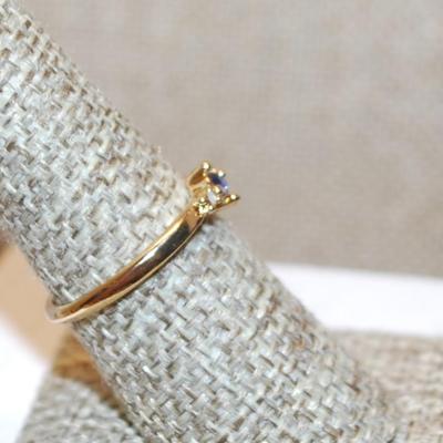 Size 7½ Delicate Tiny Blue Stone Ring with 2 White Opaque Stone Accents on a Gold Tone Band (1.6g)