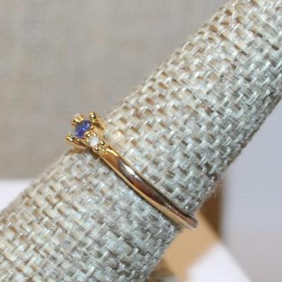 Size 7½ Delicate Tiny Blue Stone Ring with 2 White Opaque Stone Accents on a Gold Tone Band (1.6g)