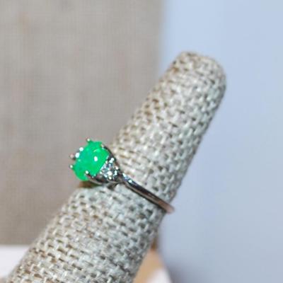 Size 6 Gumdrop Green Bespeckled Oval Stone Ring with 2 Side Accent Stones on a Silver Tone Band (1.7g)