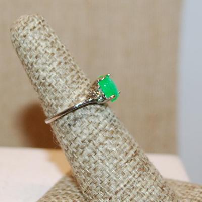 Size 6 Gumdrop Green Bespeckled Oval Stone Ring with 2 Side Accent Stones on a Silver Tone Band (1.7g)