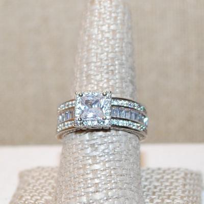 Size 5½ Glittery Brilliance Engagement/Wedding Solid Style Ring on a Silver Tone Band (6.0g)