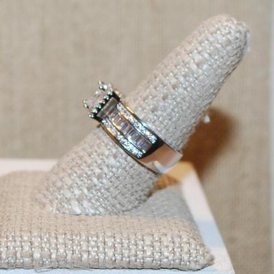 Size 5½ Glittery Brilliance Engagement/Wedding Solid Style Ring on a Silver Tone Band (6.0g)