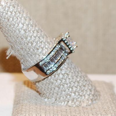 Size 5½ Glittery Brilliance Engagement/Wedding Solid Style Ring on a Silver Tone Band (6.0g)