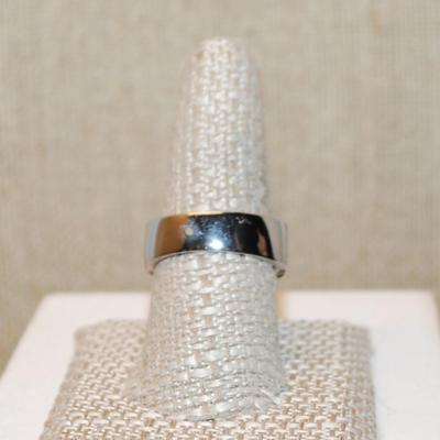 Size 5½ Glittery Brilliance Engagement/Wedding Solid Style Ring on a Silver Tone Band (6.0g)