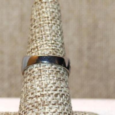 Size 8 Two-Tone Silver & Gold Colored Ring with Trillion Cut Green Stone on Silver Tone Band (4.9g)