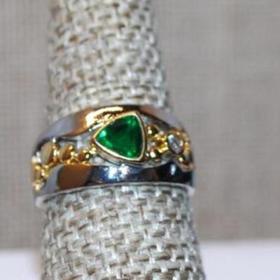 Size 8 Two-Tone Silver & Gold Colored Ring with Trillion Cut Green Stone on Silver Tone Band (4.9g)