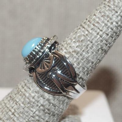 Size 8 Pear Shaped Jade-Style Ring on a Graphic Designed Solid Silver Tone Band (8.9g)