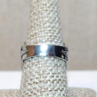 Size 8 Pear Shaped Jade-Style Ring on a Graphic Designed Solid Silver Tone Band (8.9g)