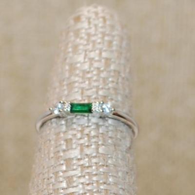 Size 9 Marked .925 Delicate Green Rectangle Stone Ring with 2 Round Clear Stone Sides on a Silver Band (1.2g)