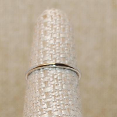 Size 9 Marked .925 Delicate Green Rectangle Stone Ring with 2 Round Clear Stone Sides on a Silver Band (1.2g)