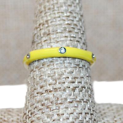Size 7 Delicate YELLOW Enamel Ring with 6 Accent Clear Stones on a Silver Tone Band (2.1g)