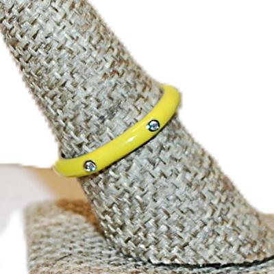 Size 7 Delicate YELLOW Enamel Ring with 6 Accent Clear Stones on a Silver Tone Band (2.1g)